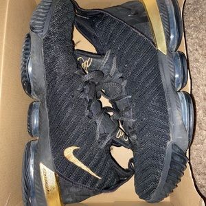 Nike LeBron 16 ‘I’m King’